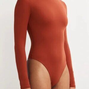 SKIMS BODYSUIT - size M (+beige SKIMS shirt for FREE)